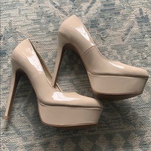 Nude pumps